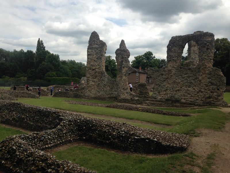 Abbey ruins bury