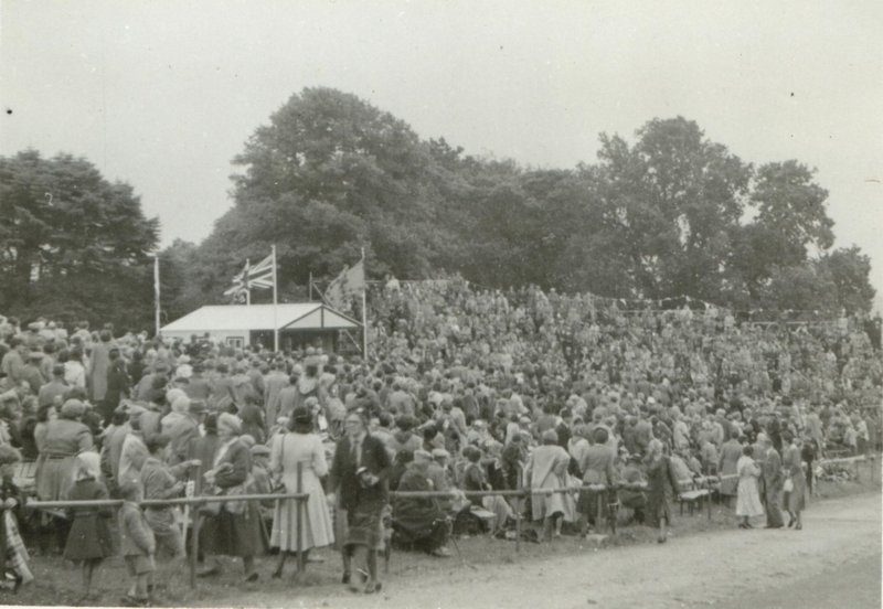 1951 drum castle pageant crowd